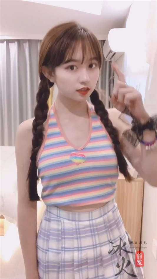 最近非常火的一位逆天颜值美女（不见星空）微信福利群私拍[1V/471MB]（3）